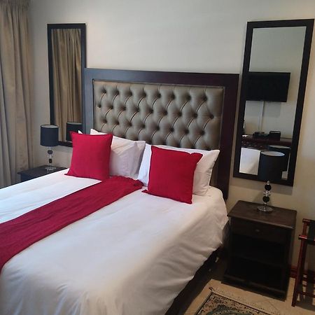 Lily White Guest House Центурион Екстериор снимка