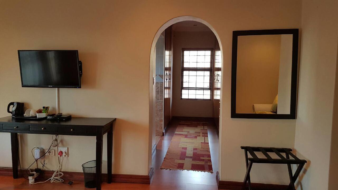 Lily White Guest House Центурион Екстериор снимка
