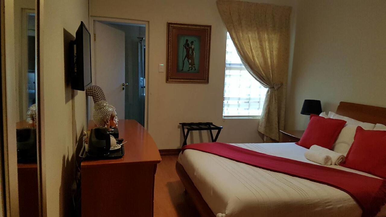 Lily White Guest House Центурион Екстериор снимка