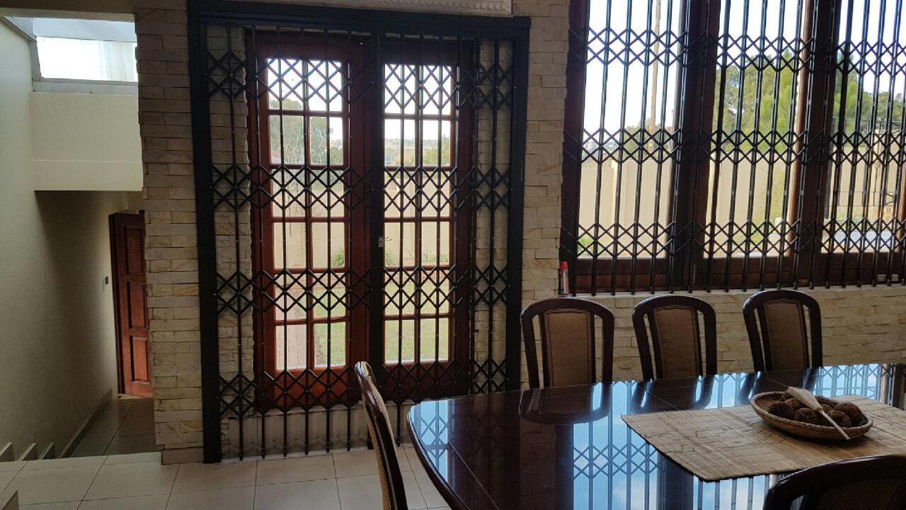 Lily White Guest House Центурион Екстериор снимка
