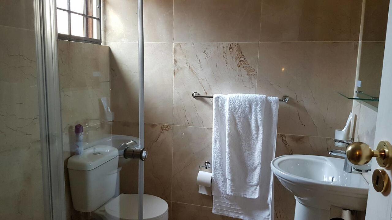 Lily White Guest House Центурион Екстериор снимка