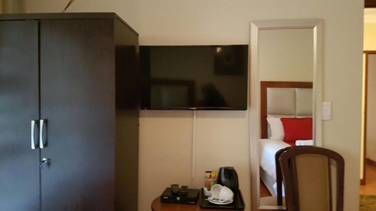 Lily White Guest House Центурион Екстериор снимка