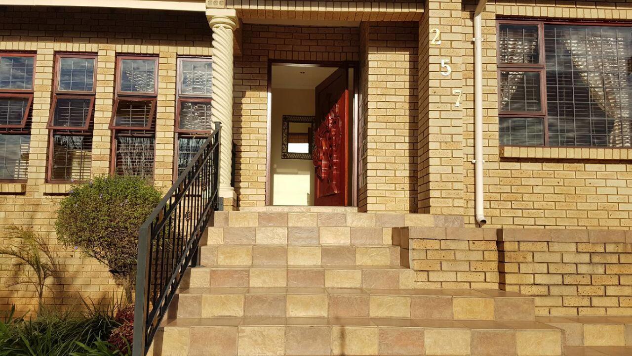 Lily White Guest House Центурион Екстериор снимка